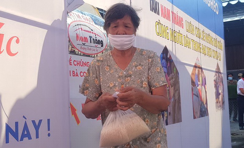  Người dân nhận gạo từ cây ATM vào sáng 20/4.