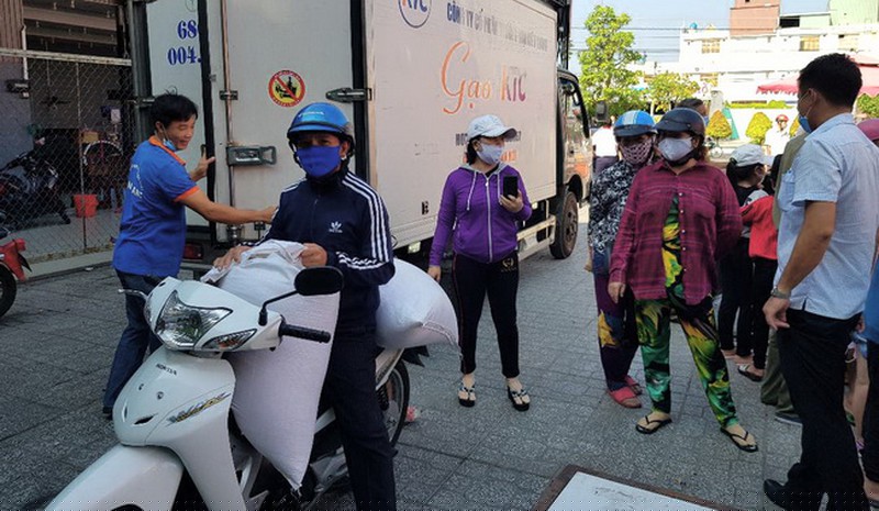 Doanh nghiệp gạo của anh Nguyễn Trung Chánh, ở phường Vĩnh Lạc (TP. Rạch Giá, Kiên Giang) chở 100 ký gạo đến ủng hộ cho chương trình ATM gạo.