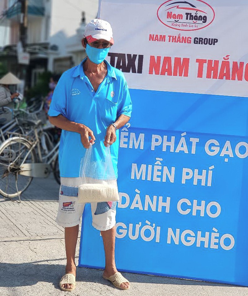 Người dân rất vui mừng khi nhận được gạo.