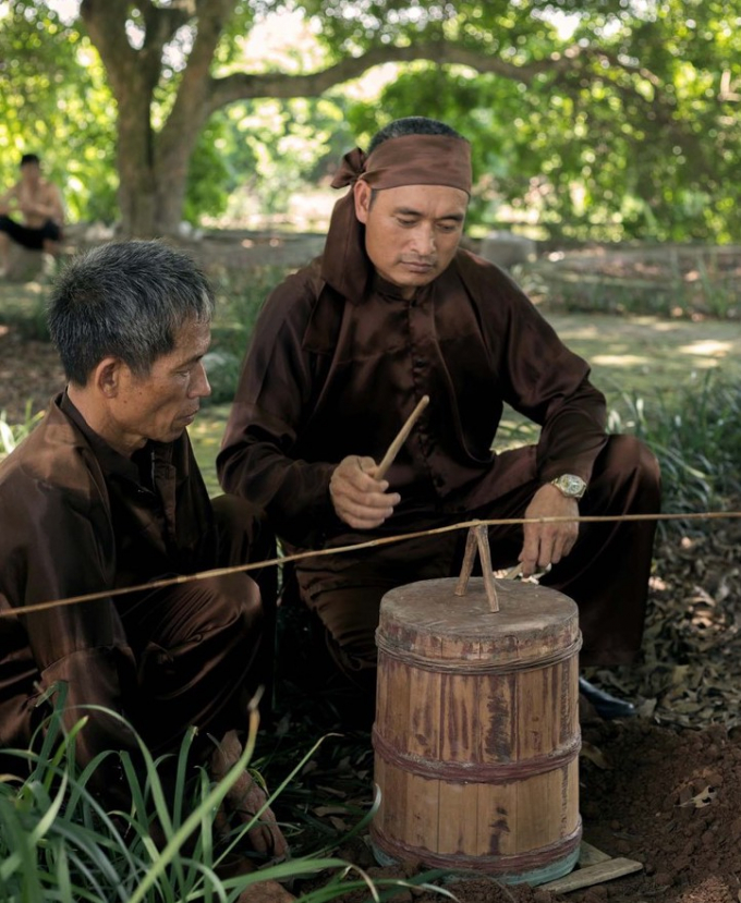 Âm thanh của trống quân khá độc đáo, ấm áp và dứt khoát, vì thế mà trống quân thường dùng để giữ nhịp cho bài hát và gần với nhịp điệu đơn giản của trống trận - Ảnh: Lê Bích