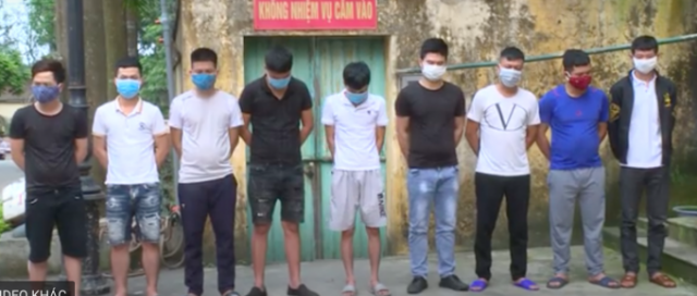 Hết ca làm việc, 8 công nhân rủ nhau đánh bạc tại phòng trọ