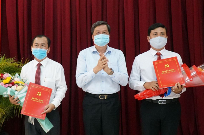 Phó Bí thư Thường trực Thành ủy, Chủ tịch HĐND thành phố Cần Thơ Phạm Văn Hiểu trao quyết định và chúc mừng các đồng chí Lê Văn Thành, Chiêm Quốc Tế (Ảnh: Báo Chính phủ).