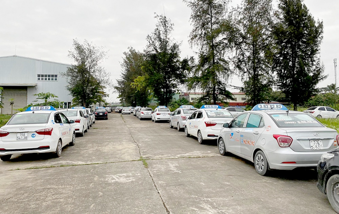 xe-taxi-cua-cong-ty-co-phan-van-tai-thuong-mai-va-dich-vu-dat-cang-nam-bai-1587476137-width1000height633