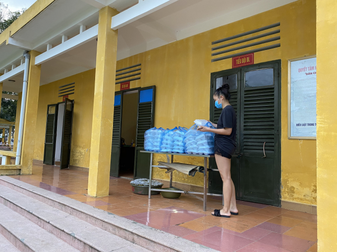 Nhiều du học sinh cho biết, cảm thấy may mắn và xúc động khi được các cán bộ, chiến sĩ quan tâm, giúp đỡ tận tình.