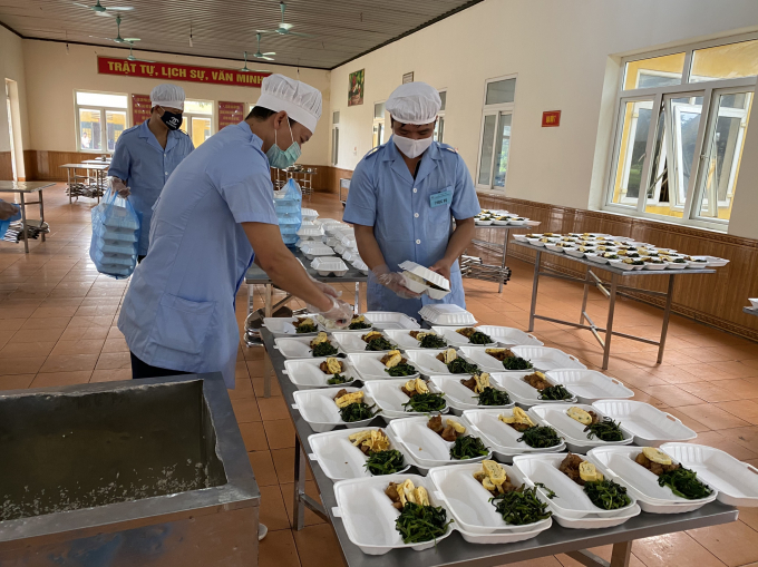 Từng bữa ăn của người bị cách ly luôn được các chiến sỹ phục vụ tận tỉnh, chu đáo.