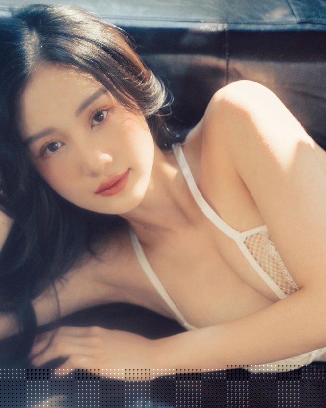 Jun Vũ nóng bỏng, tròn đầy trong bộ ảnh đồ ngủ ‘không nội y’ - ảnh 2