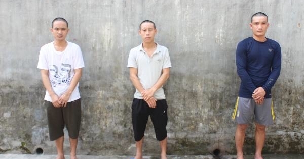 Em bị bắt vì bán ma túy, anh dùng hai con dao dí vào cổ công an