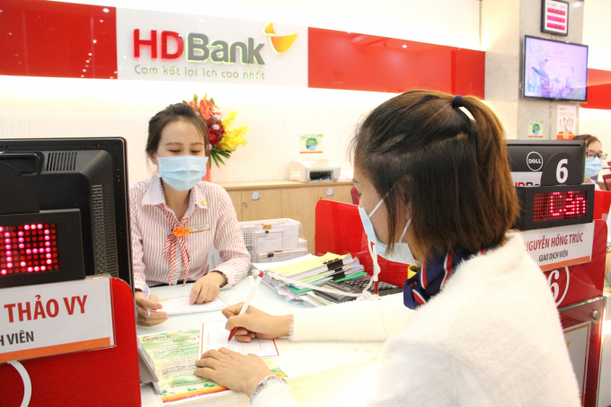 Cùng chung tay phòng chống và đẩy lùi dịch Covid-19, HDBank triển khai nhiều chương trình thiết thực hỗ trợ khách hàng: cộng thêm lãi suất tiền gửi tiết kiệm, miễn phí chuyển khoản nội địa trong hệ thống HDBank, giảm lãi suất vay có tài sản đảm bảo lên đến 2%.