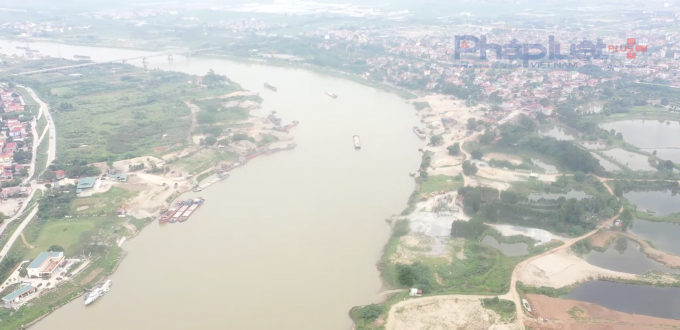 Hàng chục trạm trộn bê tông thương phẩm được xây dựng trái phép mọc lên “sừng sững” ven đê sông Đuống.