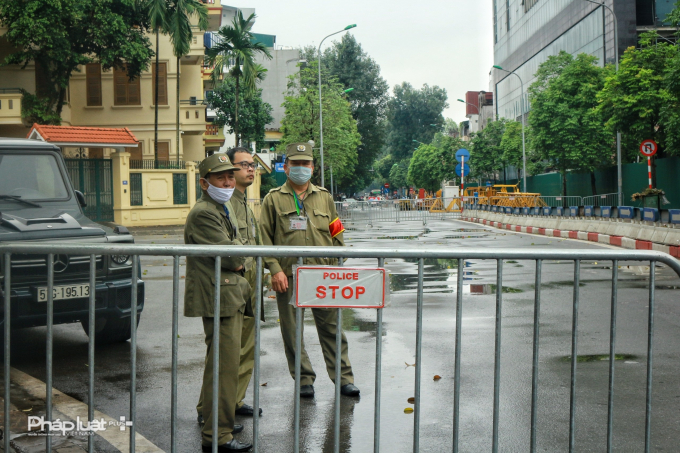 Bắt đầu từ ngày 22/4, đơn vị chức năng và chính quyền địa phương đã cho tập kết phương tiện, thiết bị để làm công tác chuẩn bị tiến hành tháo dỡ giai đoạn 2.
