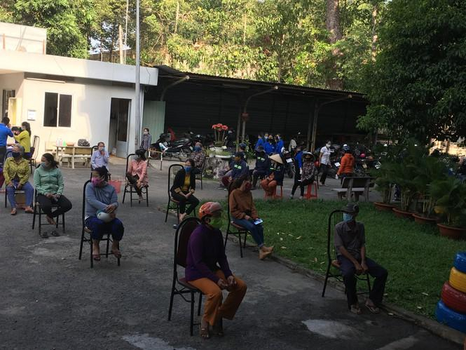 Người dân trước khi vào mua hàng đều tuân thủ khoảng cách an toàn 2m.