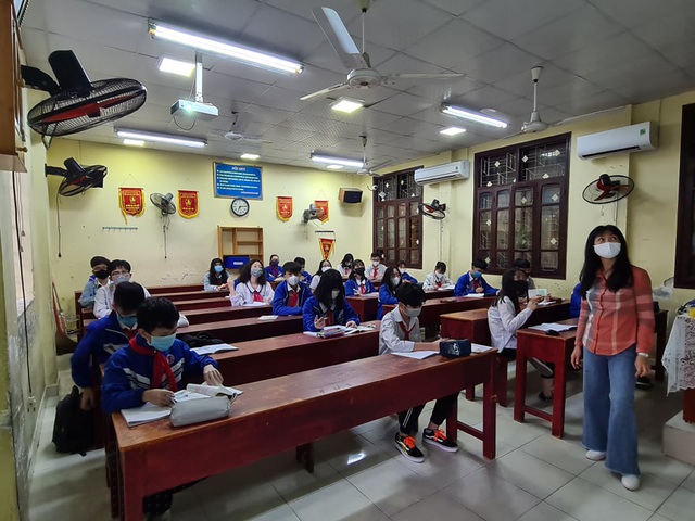 Việc thực hiện quy định học sinh ngồi cách nhau 1,5 m đang được đánh giá là khó thự hiện khi tất cả học sinh đi học trở lại.