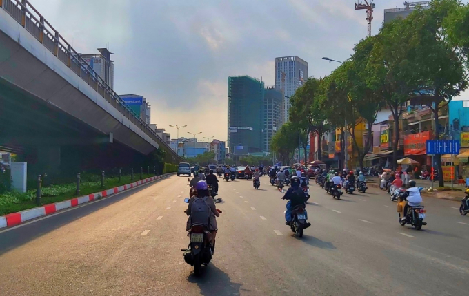 Tại chân cầu vượt Ngã Tư Hàng Xanh lượng xe tham gia giao thông nhiều hơn.