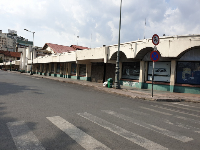 Tại chợ Bến Thành vẫn yên lặng chờ hướng dẫn của Thành phố.