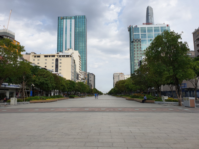 Phố đi bộ Nguyễn Huệ lúc 16giờ  vẫn vắng bóng người dân trong ngày đầu nới lỏng giản cách - Ảnh: Tấn Quang