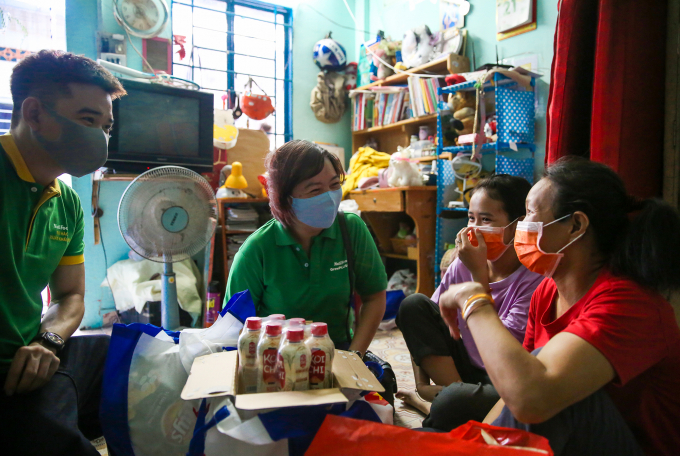 Chị Phạm Thị Lý vui mừng khi nhận được phần quà gồm sữa và thực phẩm từ Nutifood.