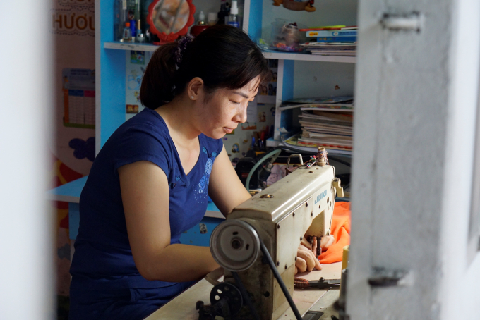 Sau khung cửa, chị Diệu Nhung (42 tuổi) đang cặm cụi sửa đồ cho khách. Chị bảo: “Mình thì sao cũng được nhưng con đang tuổi ăn học, nên kiếm thêm đồng nào hay đồng đó. Thằng lớn năm sau là cuối cấp rồi”. Từ khi chị vào khu trọ này, cậu con trai đầu lòng vẫn chưa ra đời, vậy mà giờ đã vào lớp 11. Lúc có thêm một bé gái nữa cũng là lúc chị đơn thân gồng gánh nuôi con. Gần 18 năm thanh xuân ở đây, gắn bó với nghề may, buồn vui có đủ. Nhưng đợt dịch này, chị bảo vui vì được gần con, nhưng thực ra lo nhiều lắm. Lo nhất là mấy đứa nhỏ ăn uống sơ sài, có gì ăn đó, thiếu chất dinh dưỡng. Cũng may hôm nay được NutiFood tặng sữa cho con nên chị cũng thấy nhẹ nhõm phần nào.