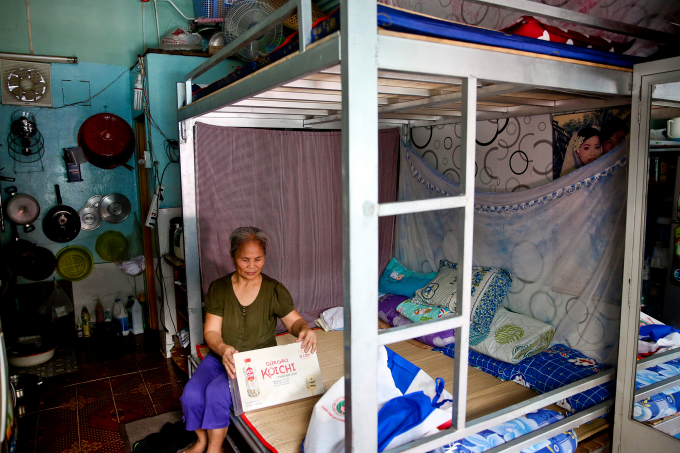 Khui thùng sữa Koichi vừa được NutiFood tặng cho cháu, bà Nguyễn Thị Thanh phấn khởi vì đứa cháu nhỏ của bà nay có thêm sữa. Bà từ quê vào đây trông cháu để vợ chồng con trai yên tâm đi làm. Vậy mà đợt dịch Covid-19 này, con trai thất nghiệp, con dâu làm công nhân may cũng giảm phần lớn thu nhập. Thành ra, bà vô tình thành “gánh nặng”. Mọi chi tiêu đều phải tằn tiện hết mức có thể. Mẹ nào mà chẳng mong con mình ổn định nên giờ bà chỉ ước sao dịch qua nhanh, để bà trông cháu cho con trai đi làm.