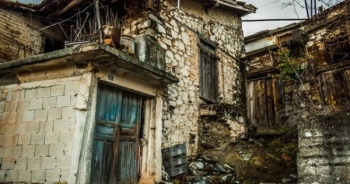 Vi phạm quy định cách ly sẽ bị nhốt vào... "nhà hoang bị ma ám"