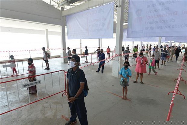 Những người có hoàn cảnh khó khăn do tác động của dịch COVID-19 xếp hàng chờ nhận bữa ăn miễn phí tại Bangkok, Thái Lan. (Ảnh: THX/TTXVN)