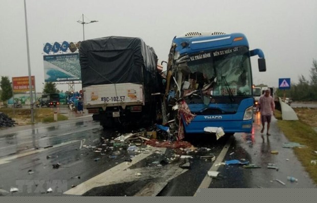 Hiện trường một vụ tai nạn giao thông nghiêm trọng giữa hai phương tiện trên tuyến đường Quốc lộ. (Ảnh: Đức Thọ/TTXVN)
