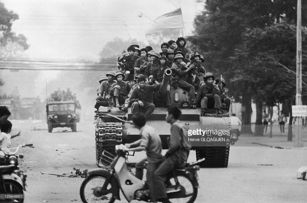 hao hung khoanh khac doi hinh xe tang tien vao giai phong sai gon hinh anh 7