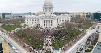 Mỹ chạm mốc 1 triệu ca Covid-19, một số bang vẫn mở cửa trở lại