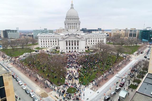 Biểu tình đòi mở cửa kinh tế trở lại ở Wisconsin, Mỹ (Ảnh: Reuters)
