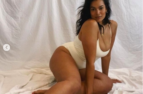 Người mẫu ngoại cỡ 9x nảy nở siêu gợi cảm với áo tắm