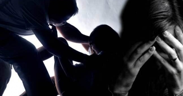 2 cô gái ngủ say bị người đàn ông lột quần áo dâm ô