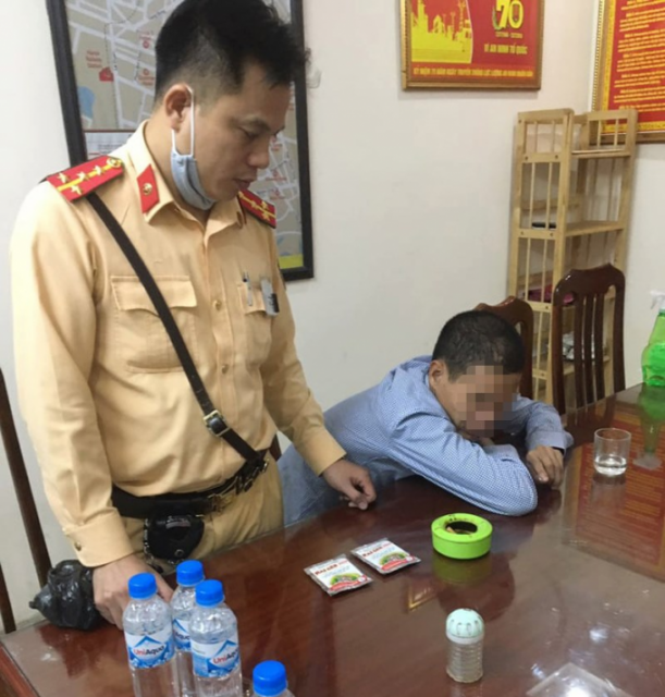 Lực lượng phòng chống dịch giải cứu thành công người đàn ông định nhảy cầu tự vẫn