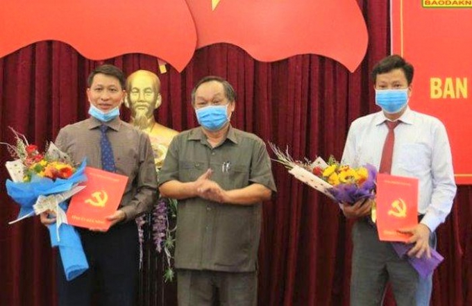 Hinh1-bi thu trao quyet dinh 2 uy vien thuong vu