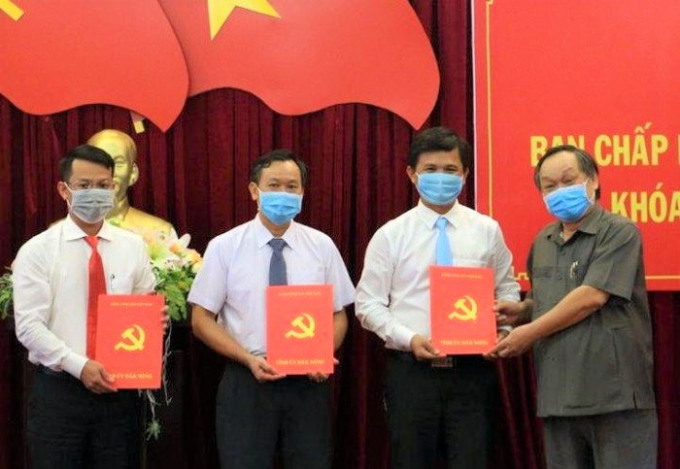 Hinh2-bi thu trao quyet dinh 3 uy vien