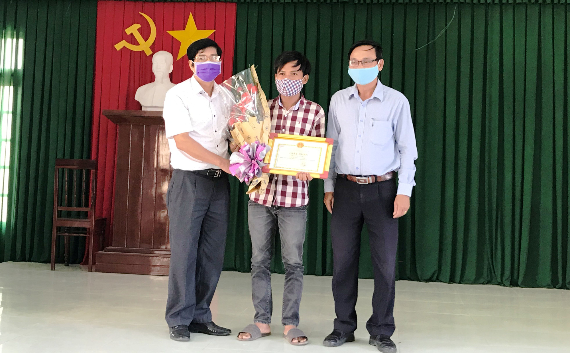 Tuy&ecirc;n dương anh ve chai ngh&egrave;o trả lại 180 triệu đồng v&agrave; 1,3 lượng v&agrave;ng - Ảnh 1.