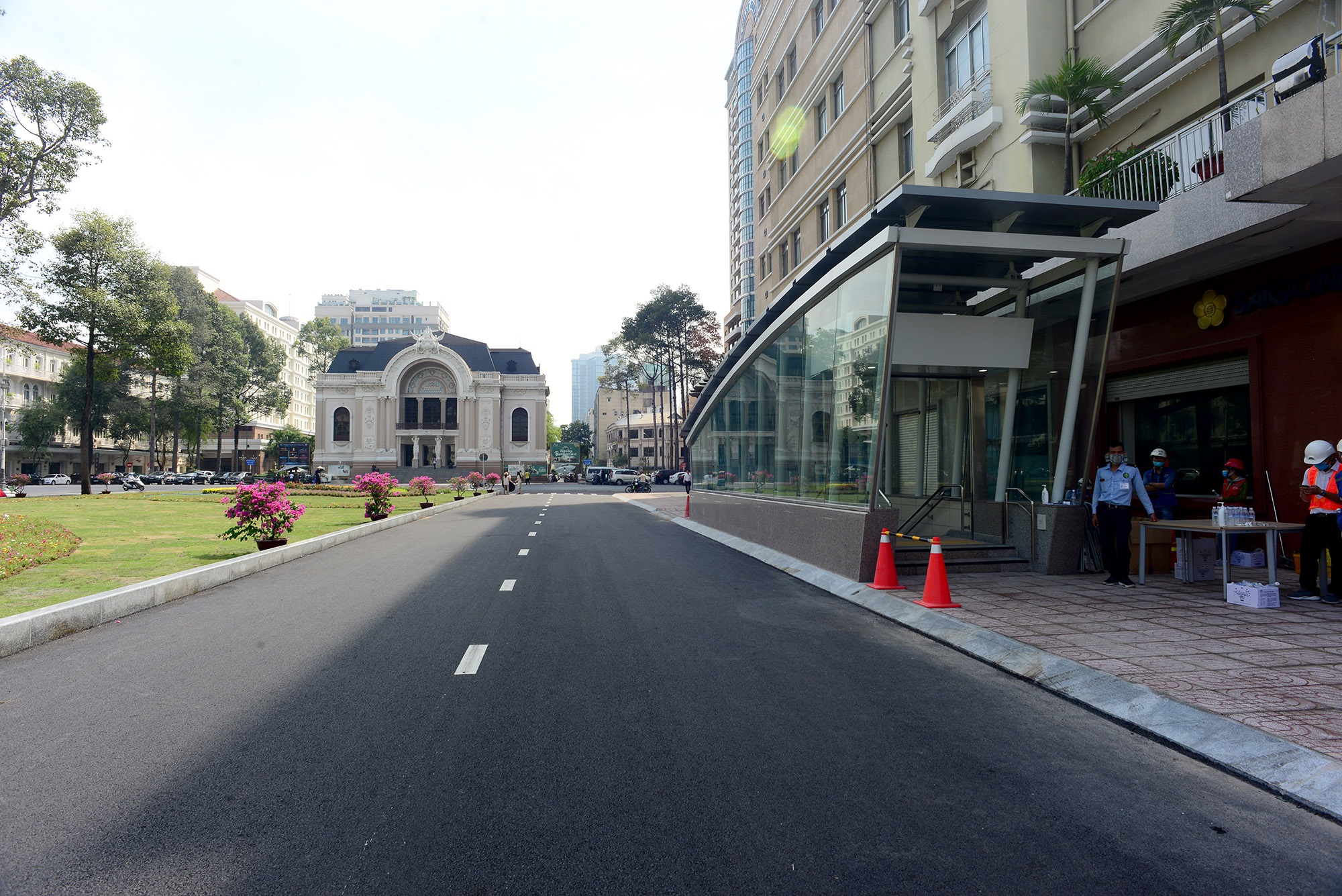 Hoàn chỉnh đường lưu thông từ Nguyễn Huệ đến Đồng Khởi, tạo điều kiện thuận lợi cho người dân tham gia giao thông. Chỉnh trang đô thị trước Nhà hát TP nhằm chào mừng lễ kỷ niệm 30/4. 