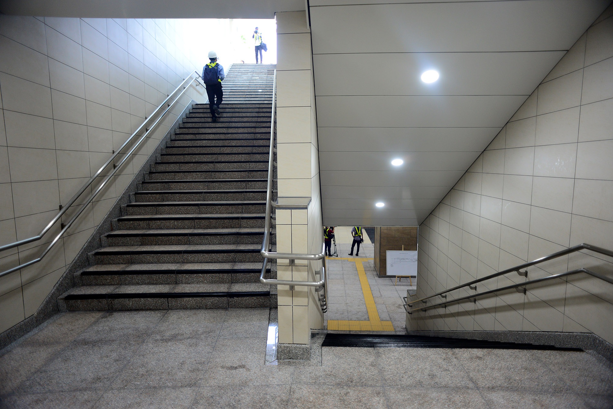 Ga Nhà hát cùng với ga Ba Son là một trong hai ga ngầm của gói thầu CP1b (đoạn ngầm từ ga Nhà hát Thành phố đến ga Ba Son), được thiết kế dài 190m, rộng 26m, gồm 4 tầng. Ga Nhà hát TP có 5 lối lên xuống cho hành khách mua vé đi metro