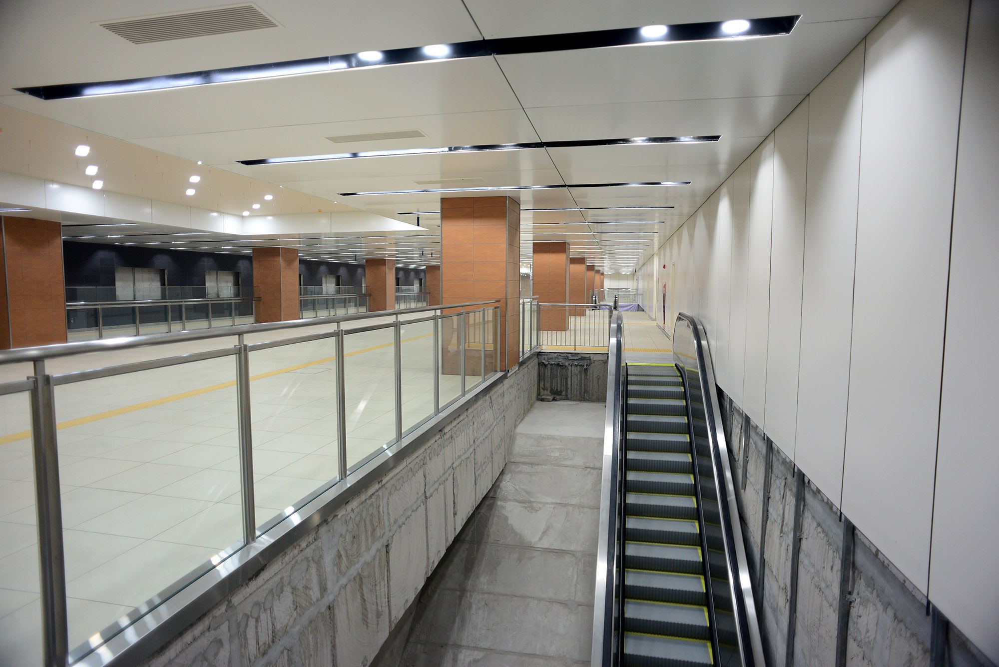  Từ tầng B1 có 2 thang cuốn, 2 thang bộ xuống để hành khách xuống dưới đi tàu metro