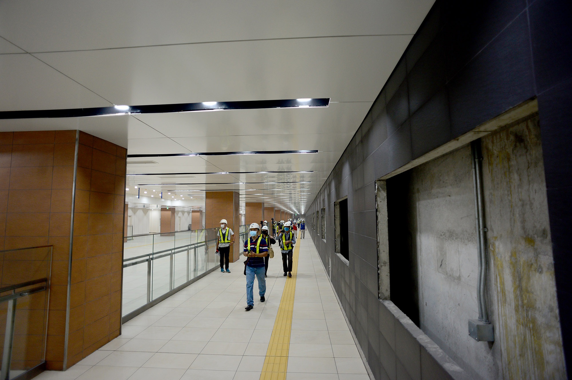 Sảnh đi lại tự do cho hành khách. Những ô trống là nơi lắp biển thông tin, quảng cáo