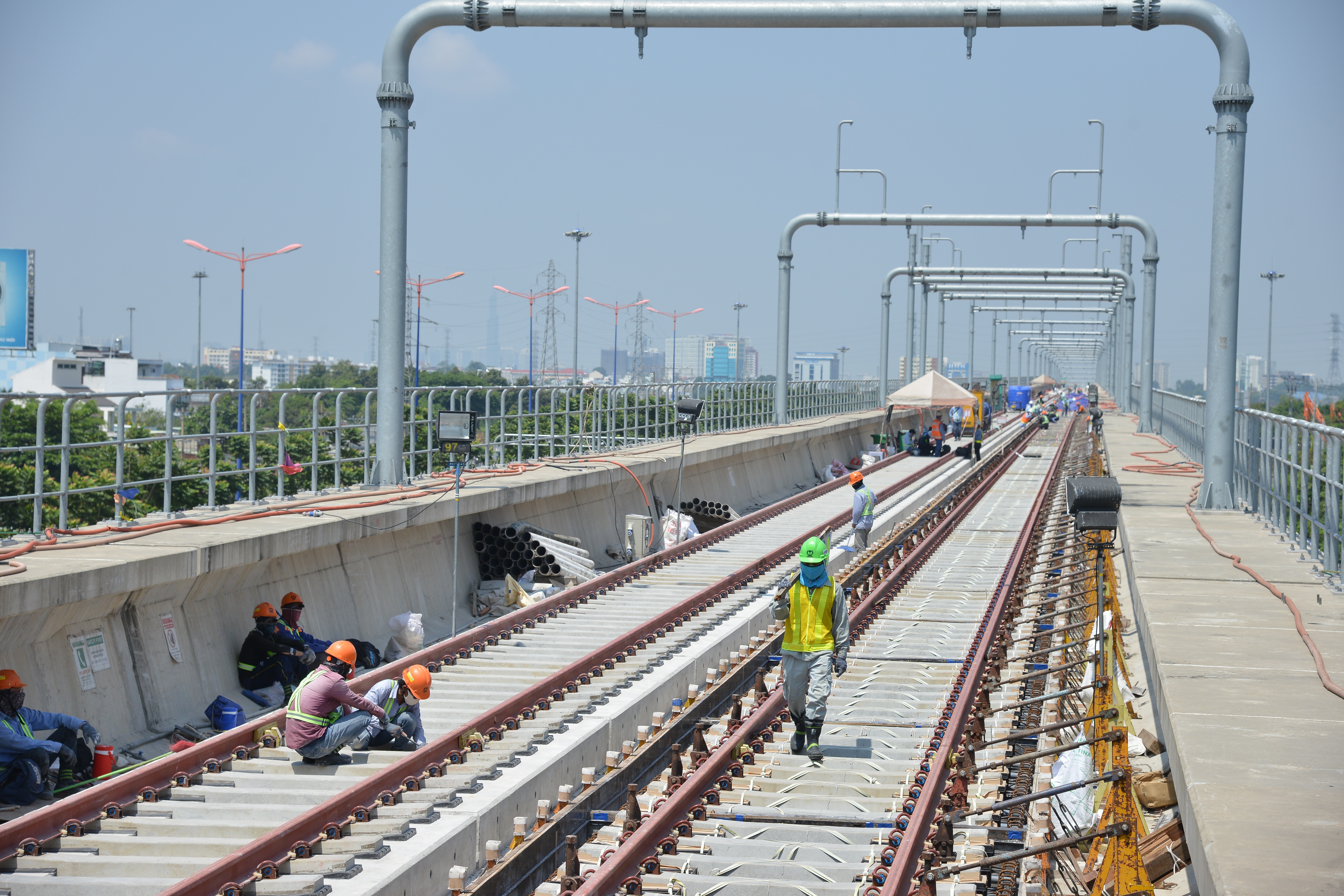 Tuyến metro đầu tiên của TPHCM dài 19,7km (gồm 2,6km đi ngầm và 17,1 km đi trên cao), với 14 nhà ga, trong đó có 3 ga ngầm và 11 ga trên cao, dự án với 4 gói thầu chính (ảnh: MAUR)