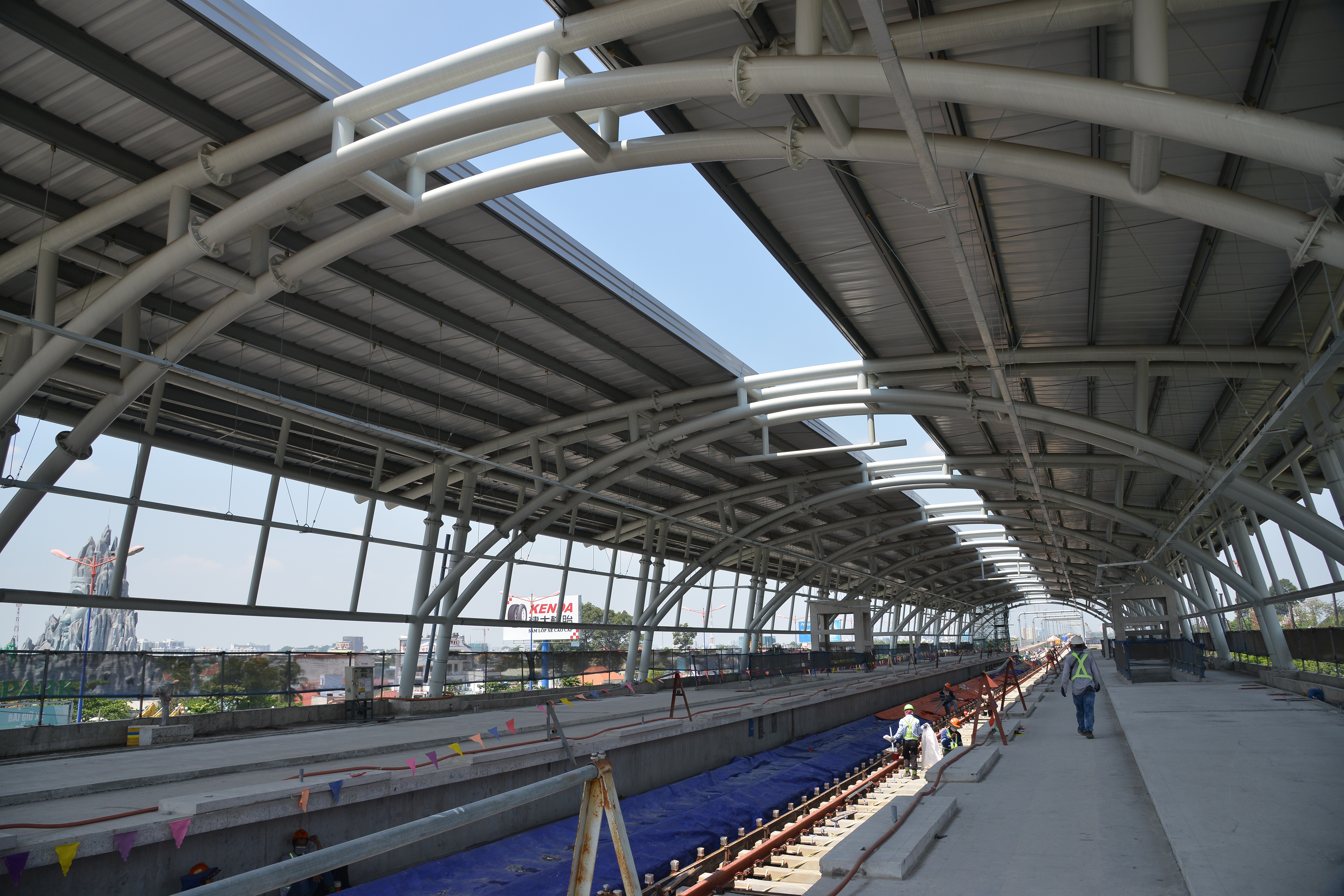 Đến nay, khối lượng toàn dự án metro số 1 đạt 72%. Trong đó, đoạn trên cao đã thông tuyến vào tháng 6/2018 và công tác hoàn thiện lợp mái các nhà ga đã đạt trên 90%  (ảnh: MAUR)