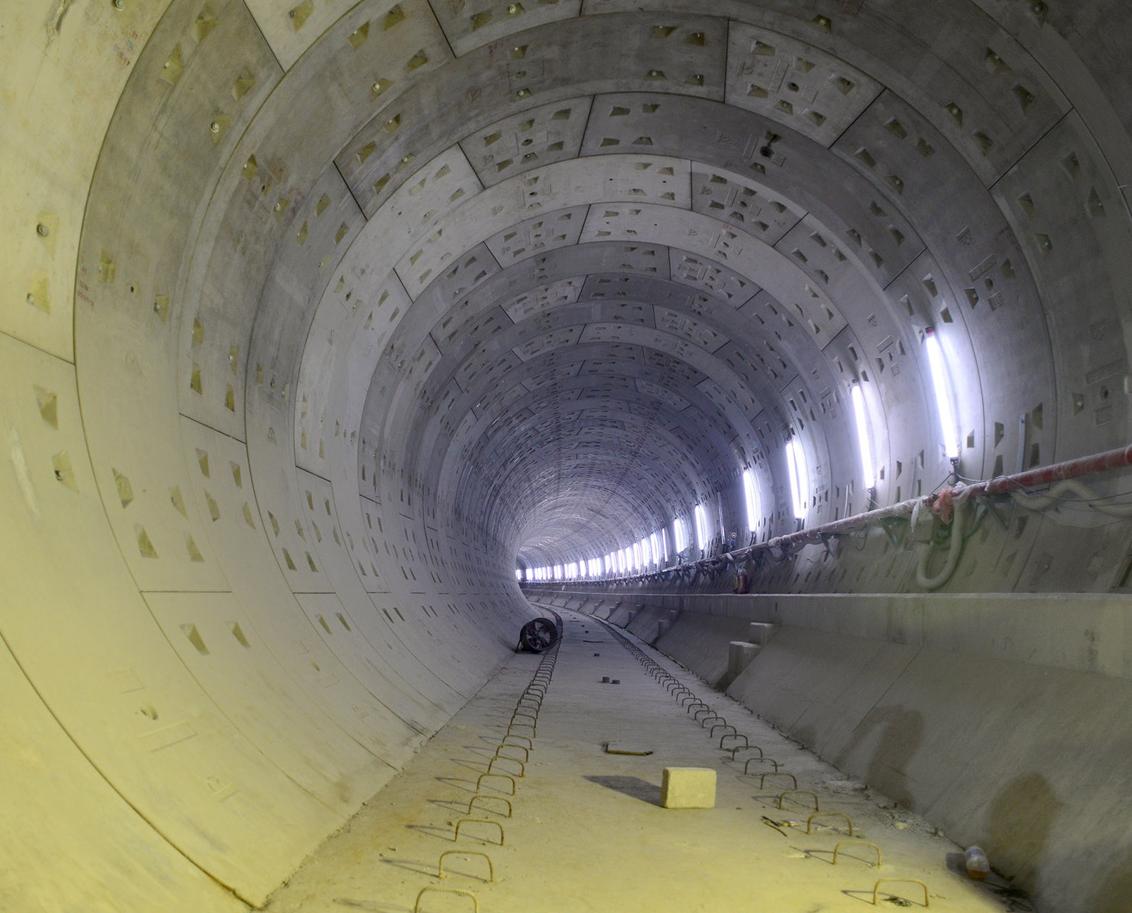 Đoạn ngầm thi công bằng công nghệ khiên đào (TBM) gồm 2 ống hầm dài 781m đã thông vào tháng 6/2018. Ngày 17/2, tường vây tiếp giáp giữa ga Nhà hát thành phố và ga Bến Thành được phá dỡ sớm hơn kế hoạch. Tuyến metro số 1 của TPHCM được thông suốt toàn tuyến