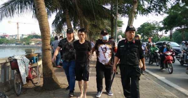 Thấy 141, nam thanh niên bỏ xe tay ga nhảy xuống Hồ Tây chạy thoát thân