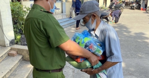 Công an phường Tân Hòa hỗ trợ hàng trăm phần quà cho bà con khó khăn