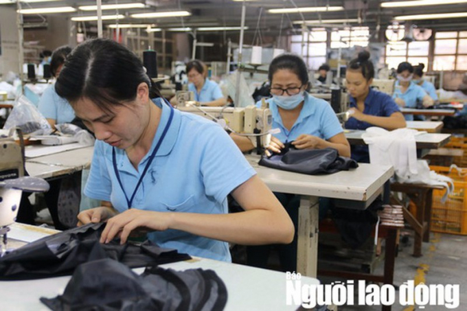 Việc điều chỉnh tăng tuổi nghỉ hưu của người lao động (NLĐ) trong điều kiện lao động bình thường sẽ bắt đầu từ năm 2021 với lộ trình mỗi năm tăng thêm 4 tháng đối với lao động nữ cho đến đủ 60 tuổi vào năm 2035.