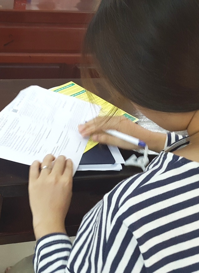 Những người đến xin trợ cấp thất nghiệp đều phải điền rõ thông tin vào đơn.