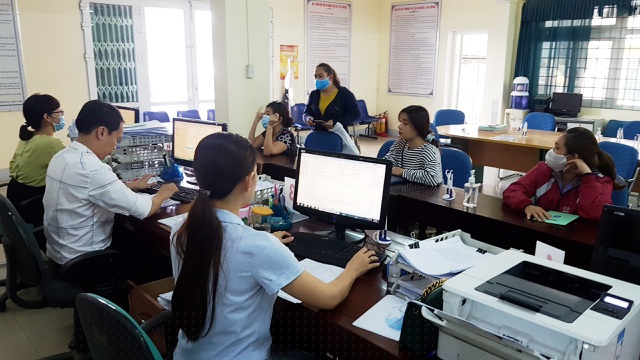Cán bộ của Trung tâm Dịch vụ Việc làm tỉnh Thừa Thiên Huế làm việc hết công suất để hướng dẫn, tiếp nhận đơn xin trợ cấp thất nghiệp của người lao động do dịch bệnh Covid-19.