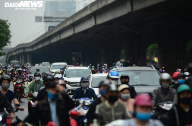 Nới lỏng gi&atilde;n c&aacute;ch x&atilde; hội, đường phố H&agrave; Nội &ldquo;k&eacute;t cứng&rdquo; trước ng&agrave;y nghỉ lễ