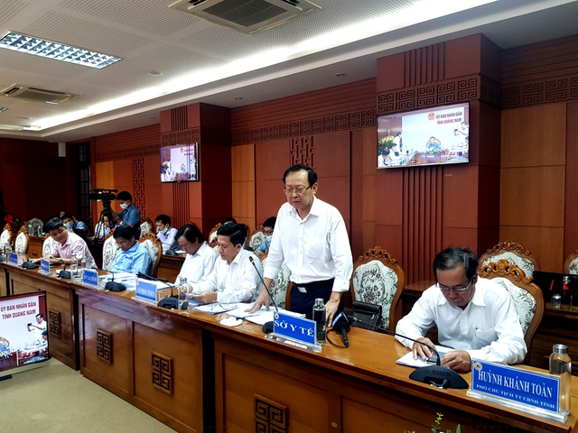 Ông Nguyễn Văn Hai – Giám đốc Sở Y tế Quảng Nam bậc khóc khi trình bày báo cáo