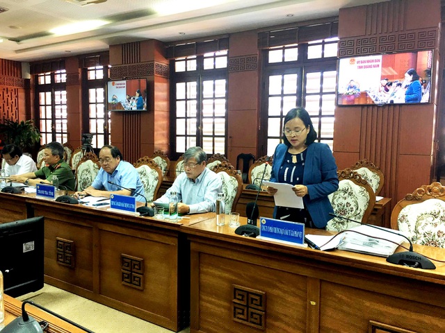 Bà Lê Thị Tuyến – Giám đốc Công ty CP thương mại và đầu tư Giải Pháp Việt giải trình tại cuộc họp