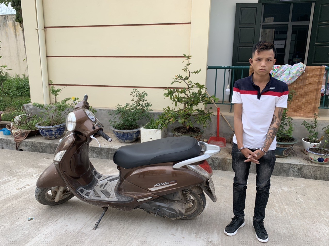 Đối tượng Nguyễn Thanh Long cùng tang vật vụ trộm.